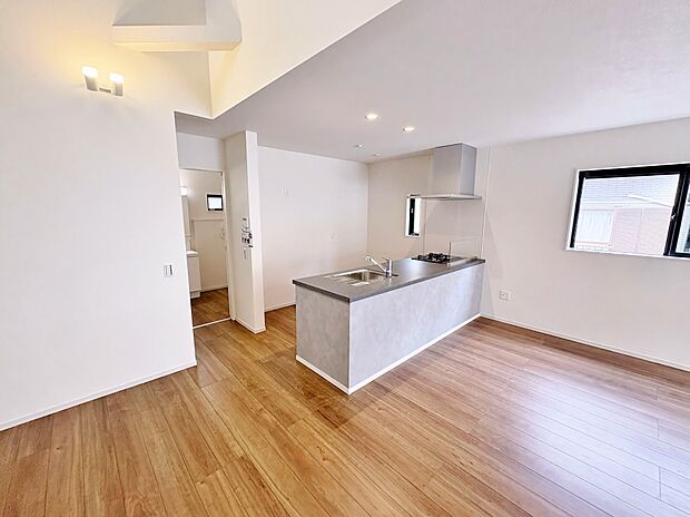 吹抜があり開放感を演出する広々とした25帖のLDKです。