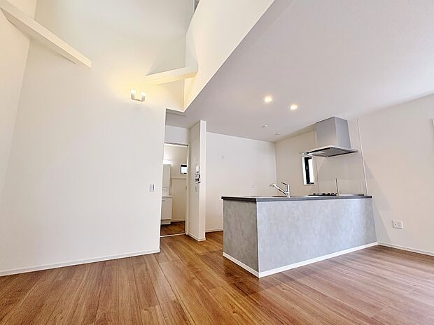 明るく広がりのある空間を演出する吹き抜け。優しい時間がここでは流れていきます。