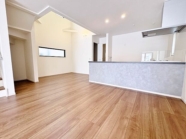 自然と家族のコミュニケーションが生まれるリビングスルー階段を採用。