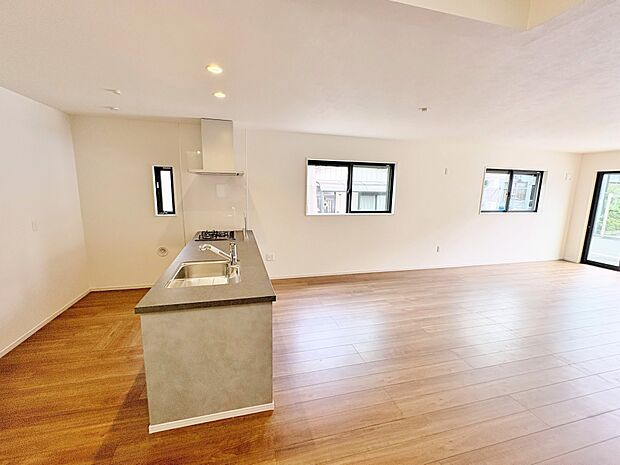 室内には豊かな陽光が注ぎ込み、爽やかな住空間を演出。