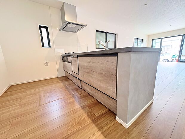 ダイニングとつながるキッチンからは家中が見渡せます。