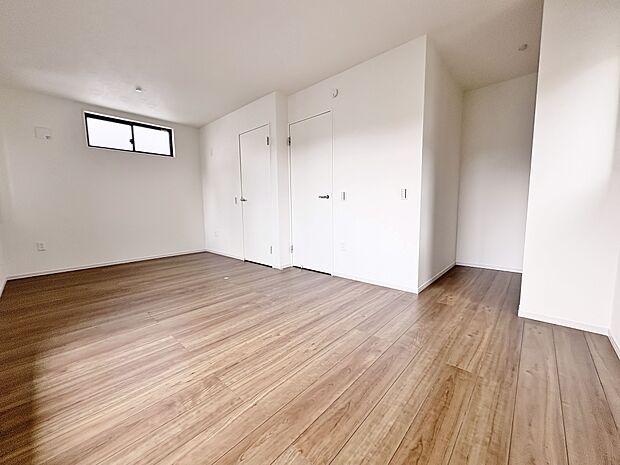 バルコニーに面した主寝室は10帖のゆとりある空間。