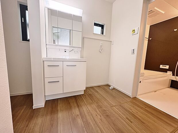 明るく清潔感のある洗面台は気持ちがいいですね。