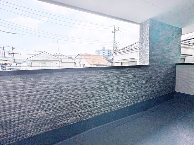 ちょっとした雨なら防げるインナーバルコニーは時間や天候に左右されずに洗濯物を干せます。