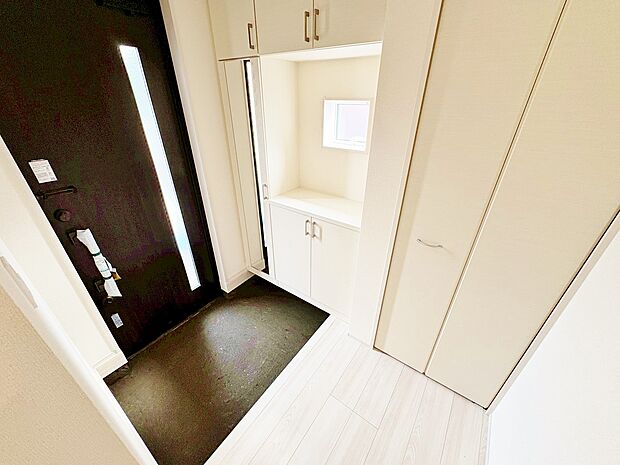 たっぷりと収納を設けた玄関です。