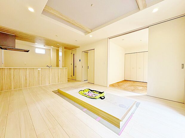 リビングには開放感をもたらす折上天井で空間を演出しています。(令和7年10月 撮影)