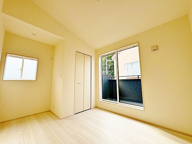 勾配天井が伸びやかな空間を演出します。