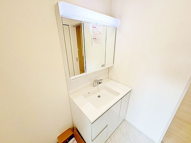 鏡の裏側には細かい物も収納でき、スッキリ片付いた洗面台に。