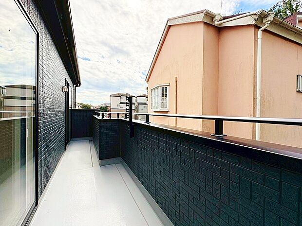 日差しを遮るもののないバルコニー。