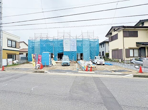 南東9ｍの公道に面しており、ゆったりとした駐車場は車庫入れもスムーズです。(令和7年7月 撮影)