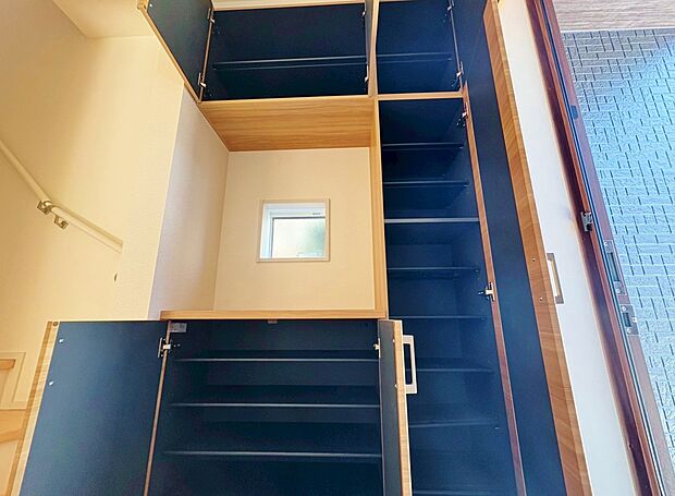 沢山ある靴も収納出来て、玄関をスッキリ綺麗な空間に纏めます。