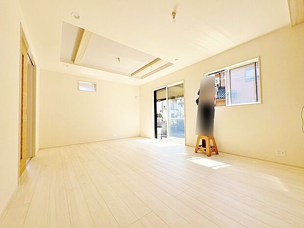 室内には豊かな陽光が注ぎ込み、爽やかな住空間を演出。