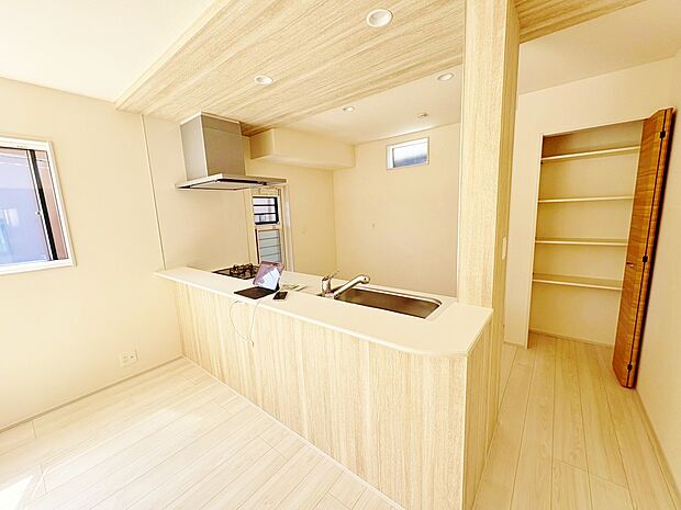 収納もあり、スッキリとした空間でお料理できます。