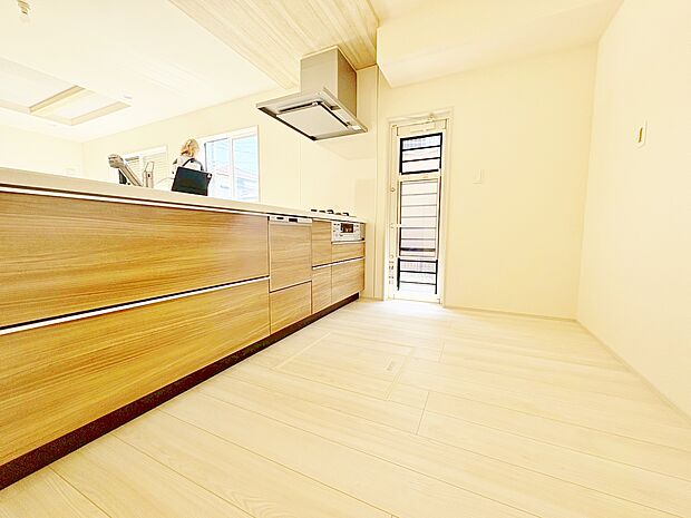 窓から自然光が入り、爽やかなキッチンを演出。