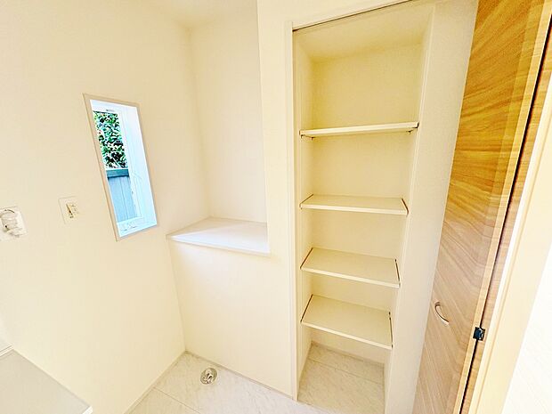 洗面品のストックやタオルなどを収納するのに便利なスペースを設けております。