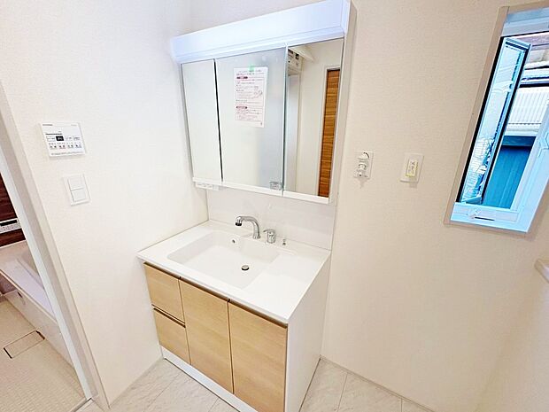 大きく見やすい三面鏡で清潔感ある洗面台。