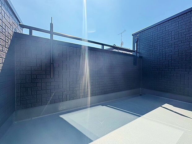 バルコニーは2ヶ所あり、洗濯物が多い日も安心です。