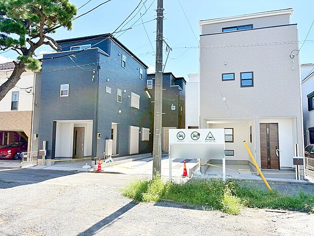 右側手前が当物件。蕨駅徒歩14分の立地。小・中学校まで徒歩12分以内で通学も安心です。