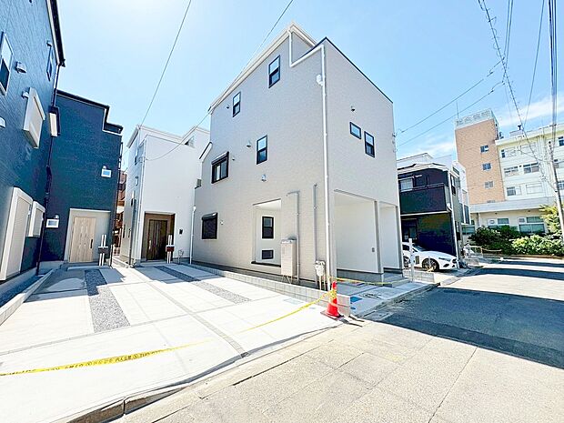 雨や風、雪などから車を守ってくれるビルトインガレージを採用。