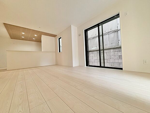 明るくシンプルな色合いで開放的かつリラックスムードあふれるリビング。