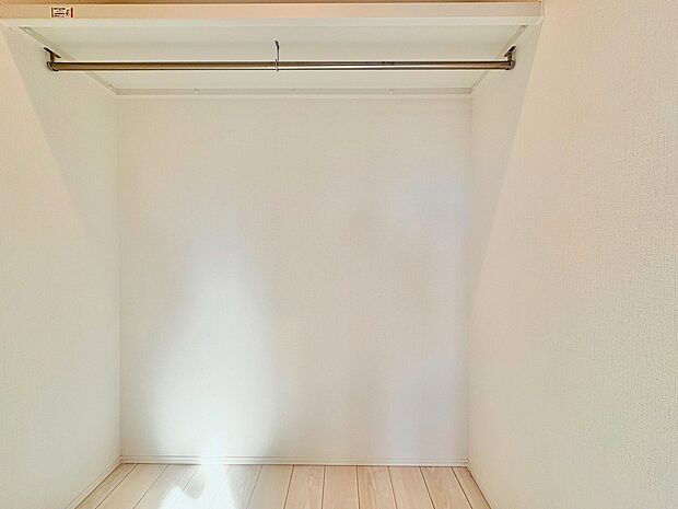衣類の整理がしやすい収納力豊富なクローゼット。