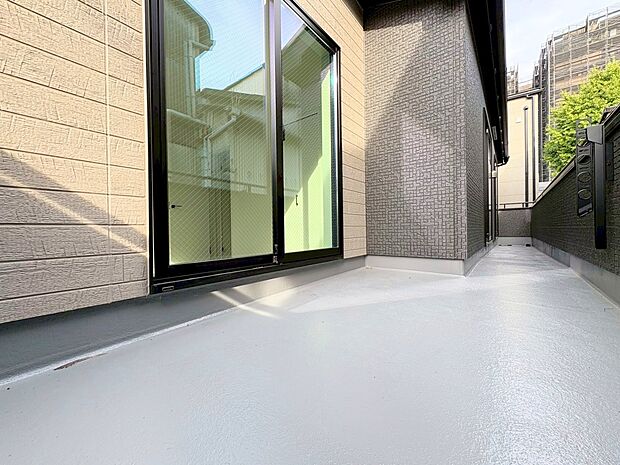 バルコニーからの明るい陽光がお部屋に差し込みます。