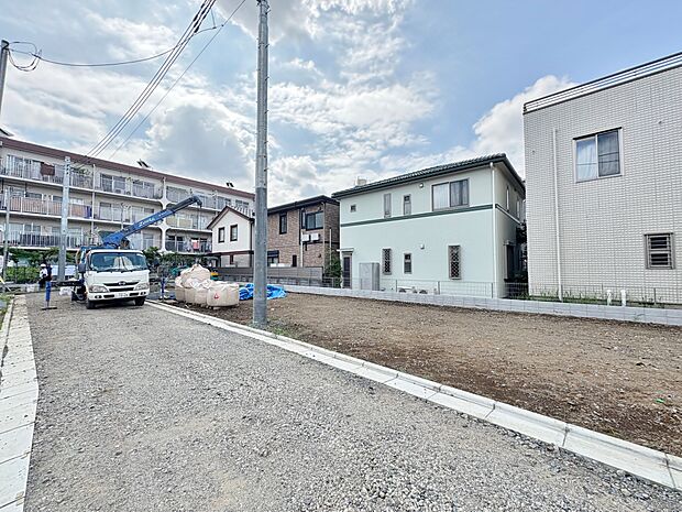 いつまでも輝き続けて、いつしか街の風景に溶け込んでいきます。(令和7年6月 撮影)