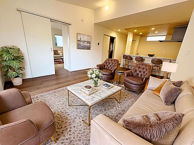 住む人の暮らしを心地よく彩り、愛着の深まるリビング空間へ。※現況写真にＣＧによる画像処理済み