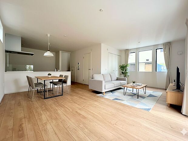 床暖房を完備した広々リビング。※現況の物件写真に、ＣＧによる画像処理がされています。