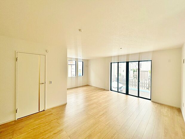 室内には豊かな陽光が注ぎ込み、爽やかな住空間を演出。