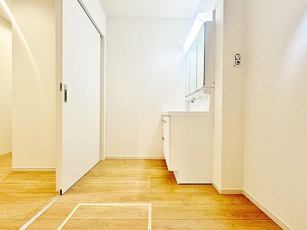 玄関のそばに洗面室があり、帰宅後すぐに手洗いできます。