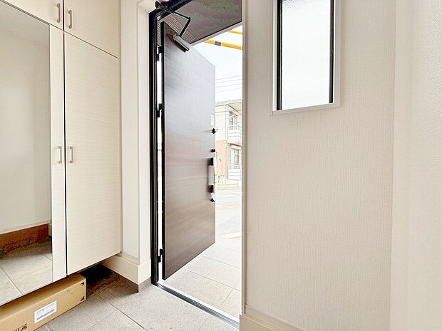 鏡が設置されているので、お洋服に合わせて靴もコーディネートしやすくなります。