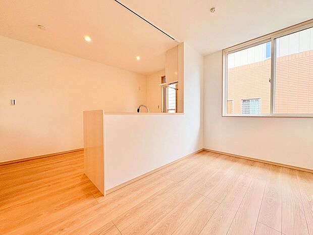 陽光あふれるダイニングは家に居ながらカフェで寛いでいるような気分に。