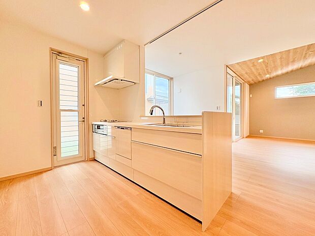 人気のおしゃれな対面式キッチンを採用しました。