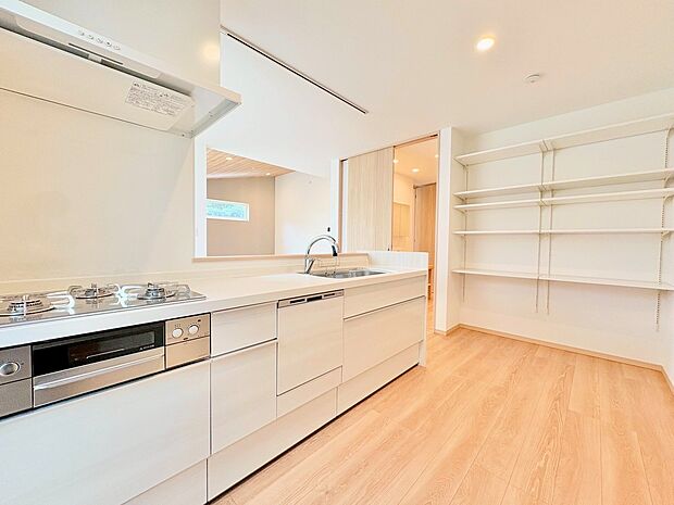 家族とのコミュニケーションを楽しめる対面式キッチンなら会話も弾みそう。