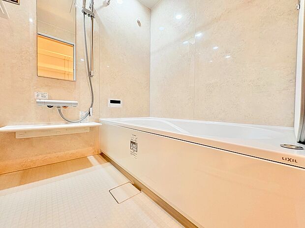 心地よいバスタイムを演出する浴室はゆとりあるサイズを採用。