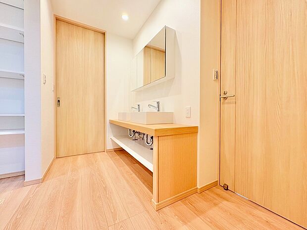 ゆとりある洗面スペースなら、朝の身支度と家事の時間が重なっても安心です。