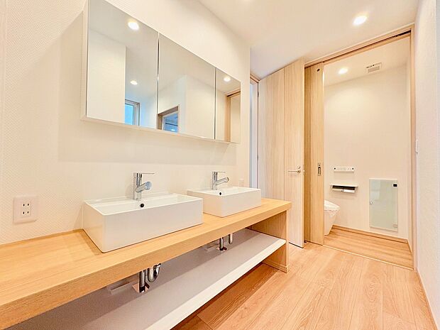 スッキリとしたシンプルなデザインの洗面台はお手入れもラクラク。