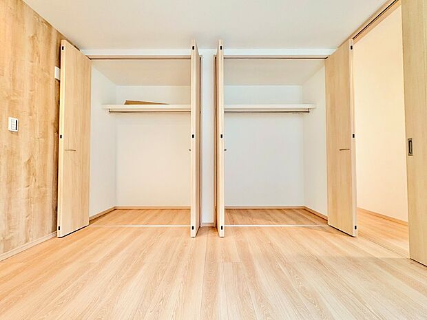 Wクローゼットには季節ごとに洋服を分けて収納できます。