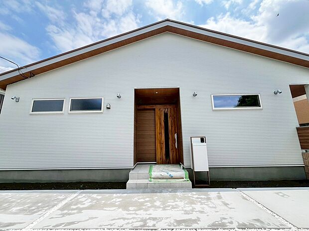 青空に映える白い壁が上品な佇まい。