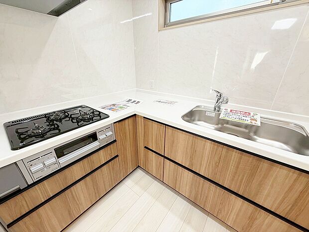 ナチュラルな木目が美しい、お洒落なキッチン。