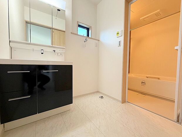 キッチンそばに洗面所、浴室を集めた無駄のないコンパクトな家事動線。