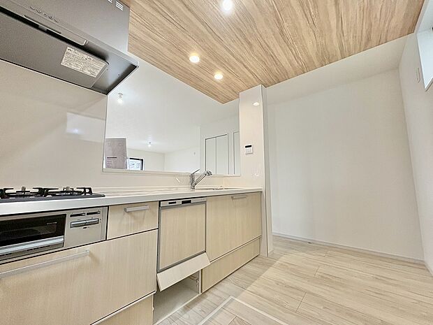 食洗機付きのシステムキッチンは使いやすくお手入れもラクラク。