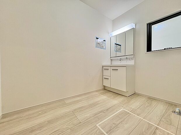 ゆとりある洗面スペースは、朝の身支度と家事の時間が重なっても安心。