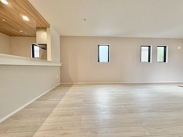 明るく開放的な空間が広がる、キッチン・ダイニング・リビング。