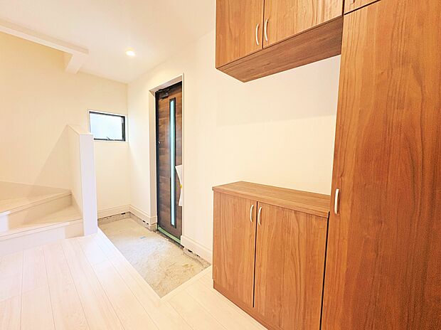 素材感のある清楚な玄関は住まいを彩ります。