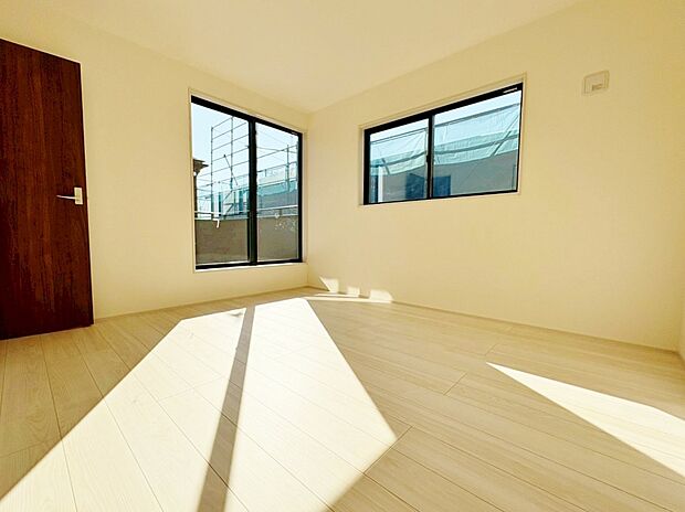 二面採光により陽光が差し込む温かみのあるお部屋。