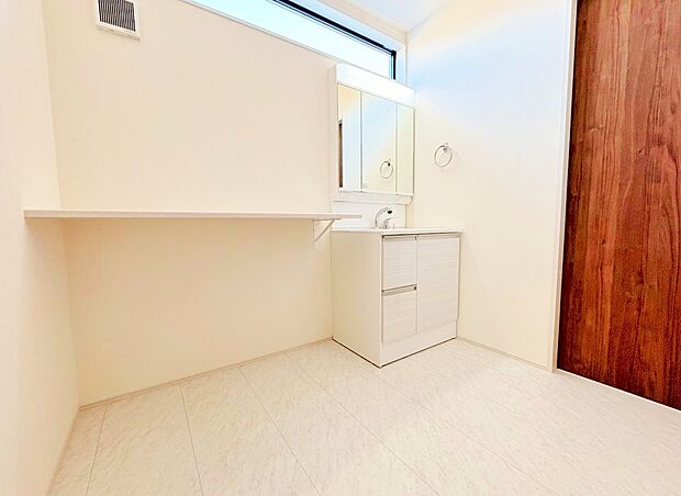 大きくて見やすい三面鏡タイプの清潔感ある洗面台。