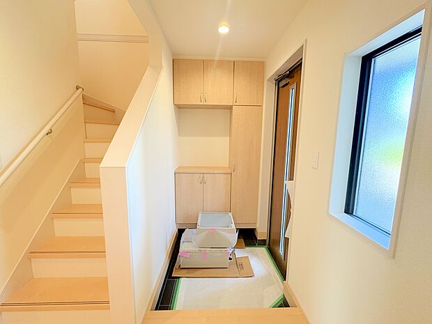 採光を考えて造られた玄関は、優しく家族を送り出し出迎えます。(令和7年10月 撮影)