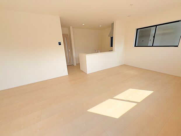 18帖のLDKはダイニングと寛ぐスペースを分けやすく、家具が配置しやすい間取り。